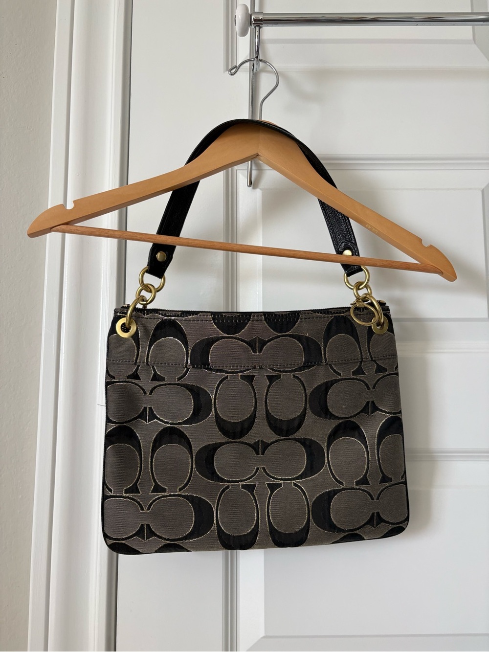 Coach Poppy Signature C Shoulder Bag in Black with Gold Hardware - Picture 2 of 7
